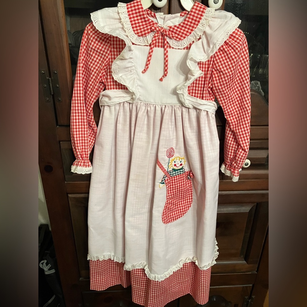 Christmas dress long, 4T, lacetrim, w /apron w/stocking pocket. Vintage 70s.